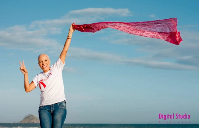 Patrícia Figueiredo na praia com lenço rosa ao vento